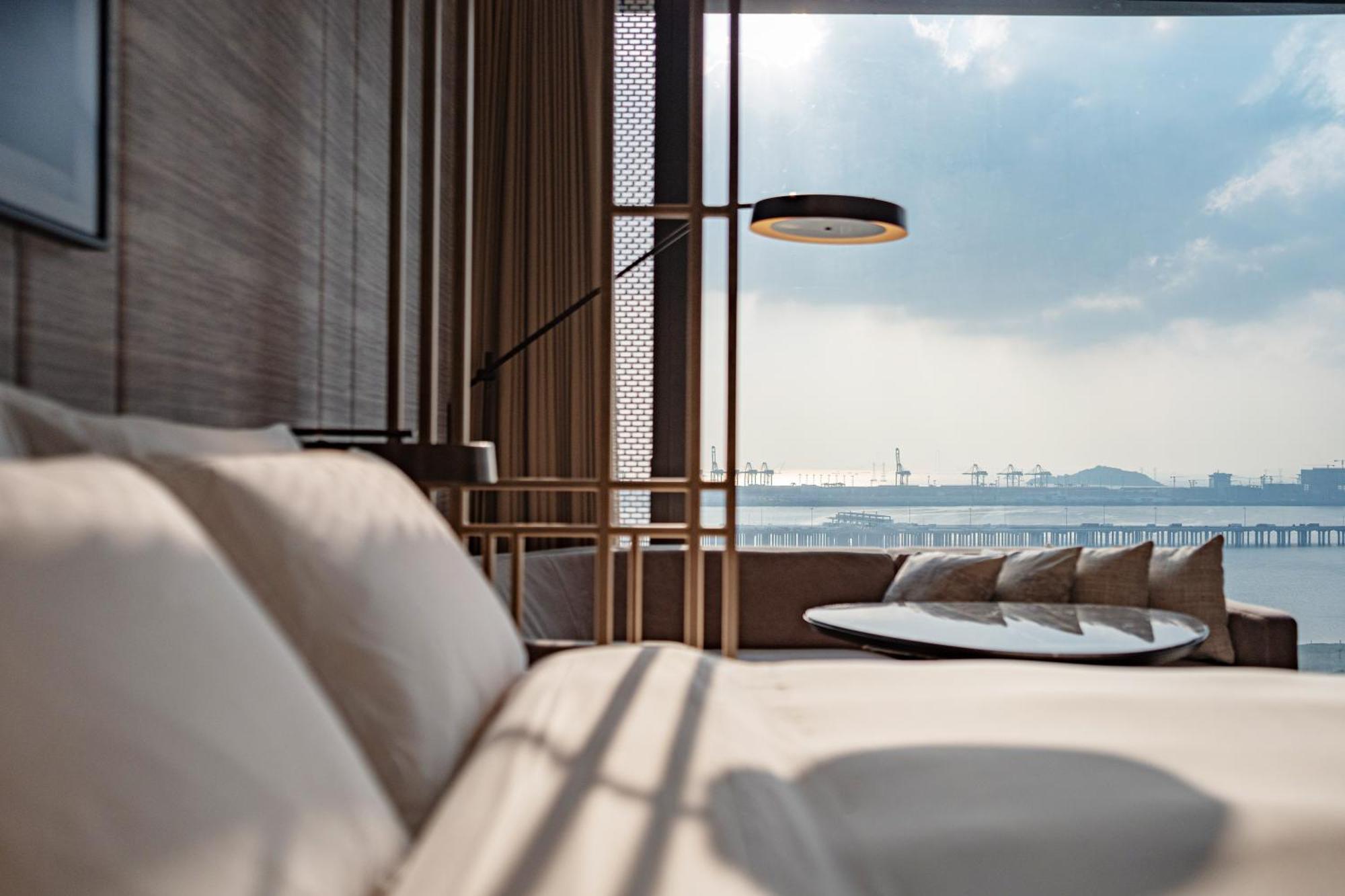 Conrad Shenzhen, The First Art Museum Hotel In Greater Bay Area With The Stunning Bay And Sunset View In The Hotel Terrace Extérieur photo