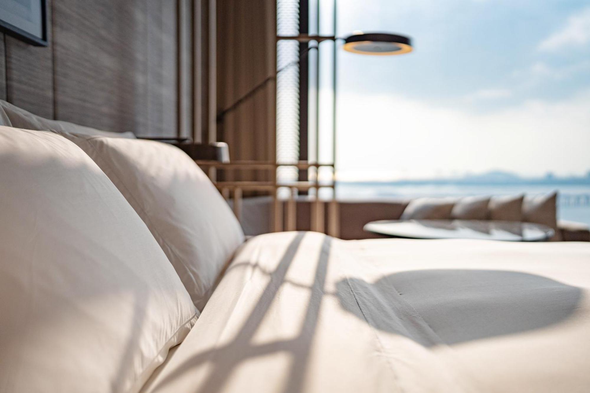 Conrad Shenzhen, The First Art Museum Hotel In Greater Bay Area With The Stunning Bay And Sunset View In The Hotel Terrace Extérieur photo